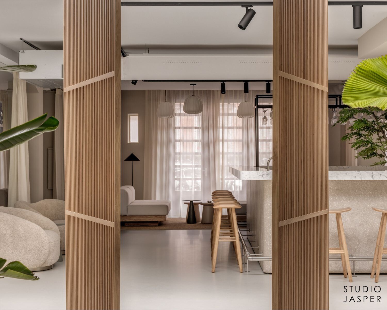 Doorkijk naar bar en loungehoek in modern kantoorinterieur
