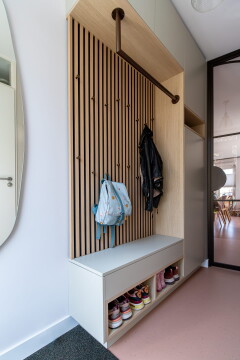 maatwerk garderobe kast met latten en stalen roede en bankje met plek voor schoenen