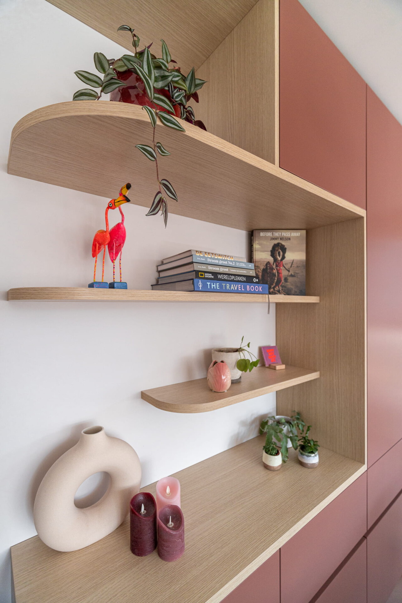 houten planken waar accessoires op staan als vazen beeldjes en boeken