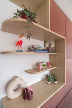 houten planken waar accessoires op staan als vazen beeldjes en boeken