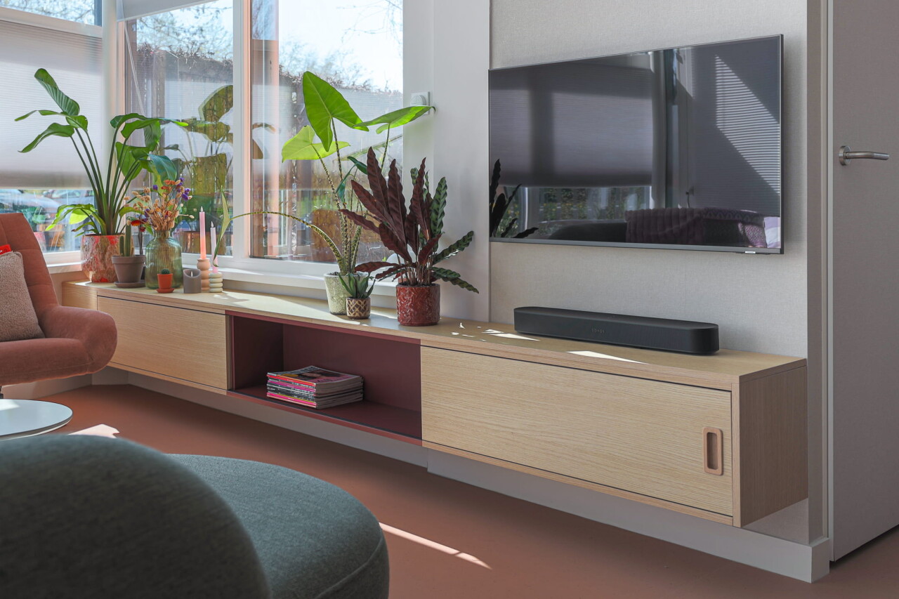 zwevend tv meubel met bordeaux nis en schuifdeuren