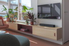 zwevend tv meubel met bordeaux nis en schuifdeuren