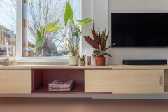 planten op tv kast met soundbar en  tv