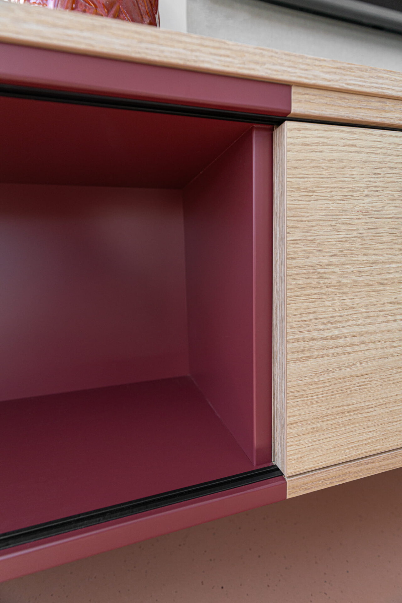 paars tv meubel met houten deuren