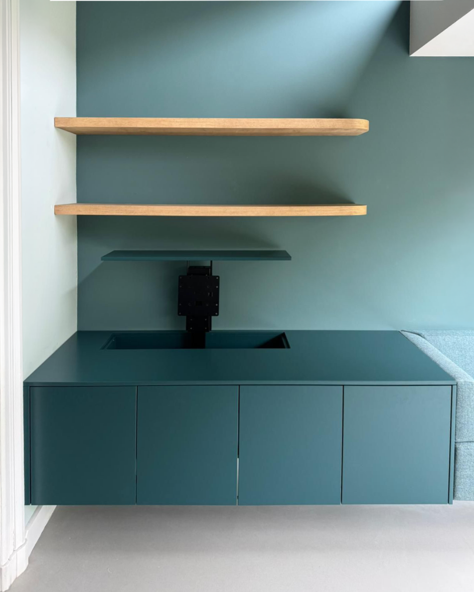 Monitorlift die uit tv meubel schuift voor een flex werkplek