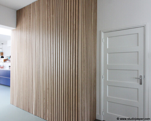 Wand met verticale eiken latten als stijlvolle scheiding in interieur Amersfoort