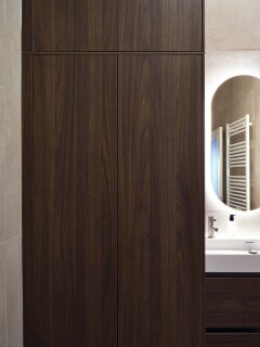 hoog wandmeubel badkamer met veel kastruimte