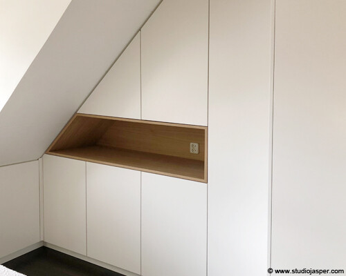 Schuine wandkast Utrecht met houten nis en witte fronten