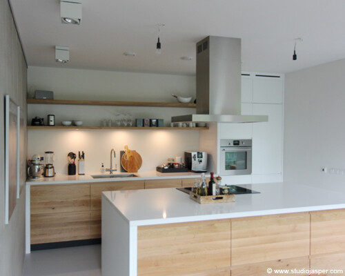 Maatwerk keuken Soest met kookeiland en hoge achterwand in hout