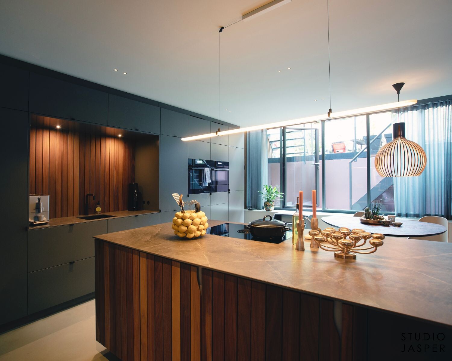 Keuken Utrecht met kookeiland, wijnkast en ruime opstelling