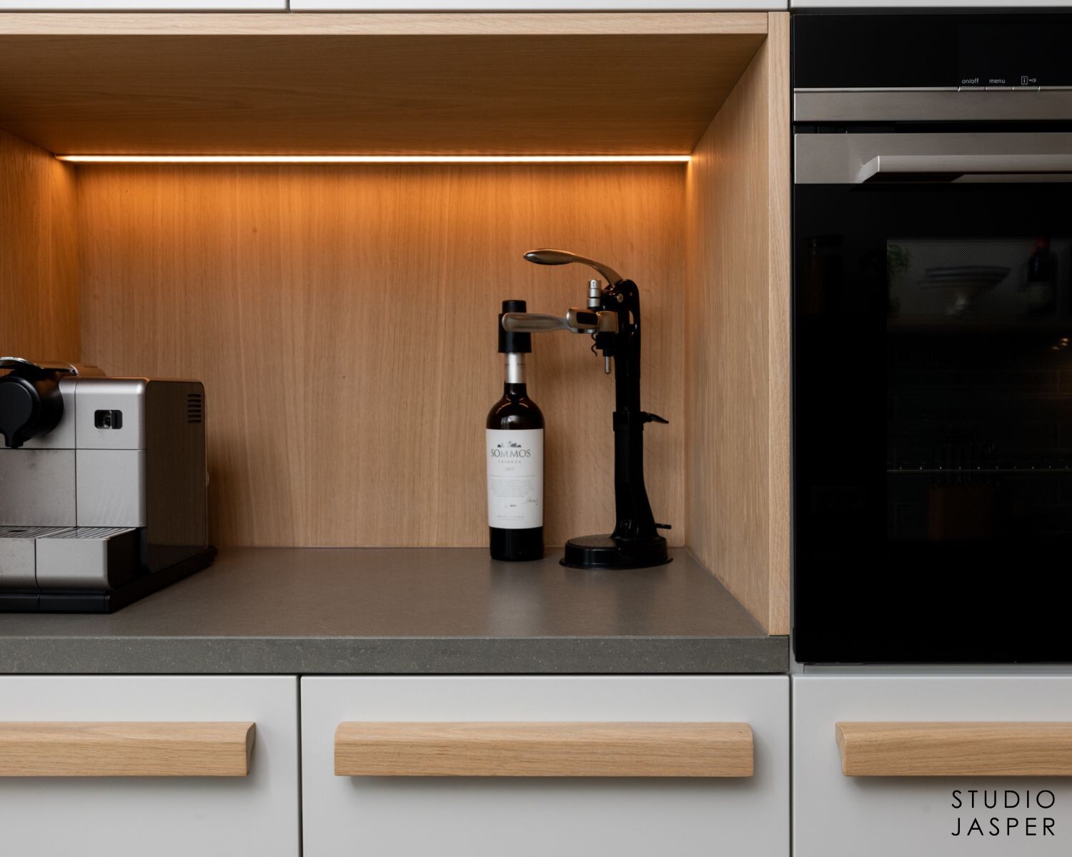 Nis in maatwerk keuken Vleuten met houten achterwand en verlichting