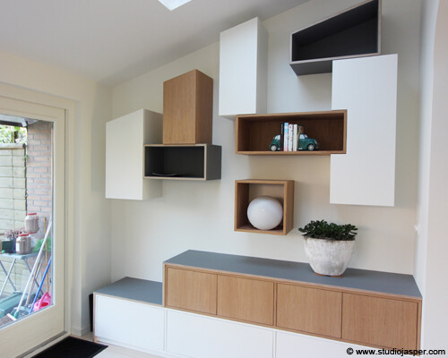 Maatwerk wandkast in uitbouw van woning in De Bilt, met lichte kleuren en houten accenten