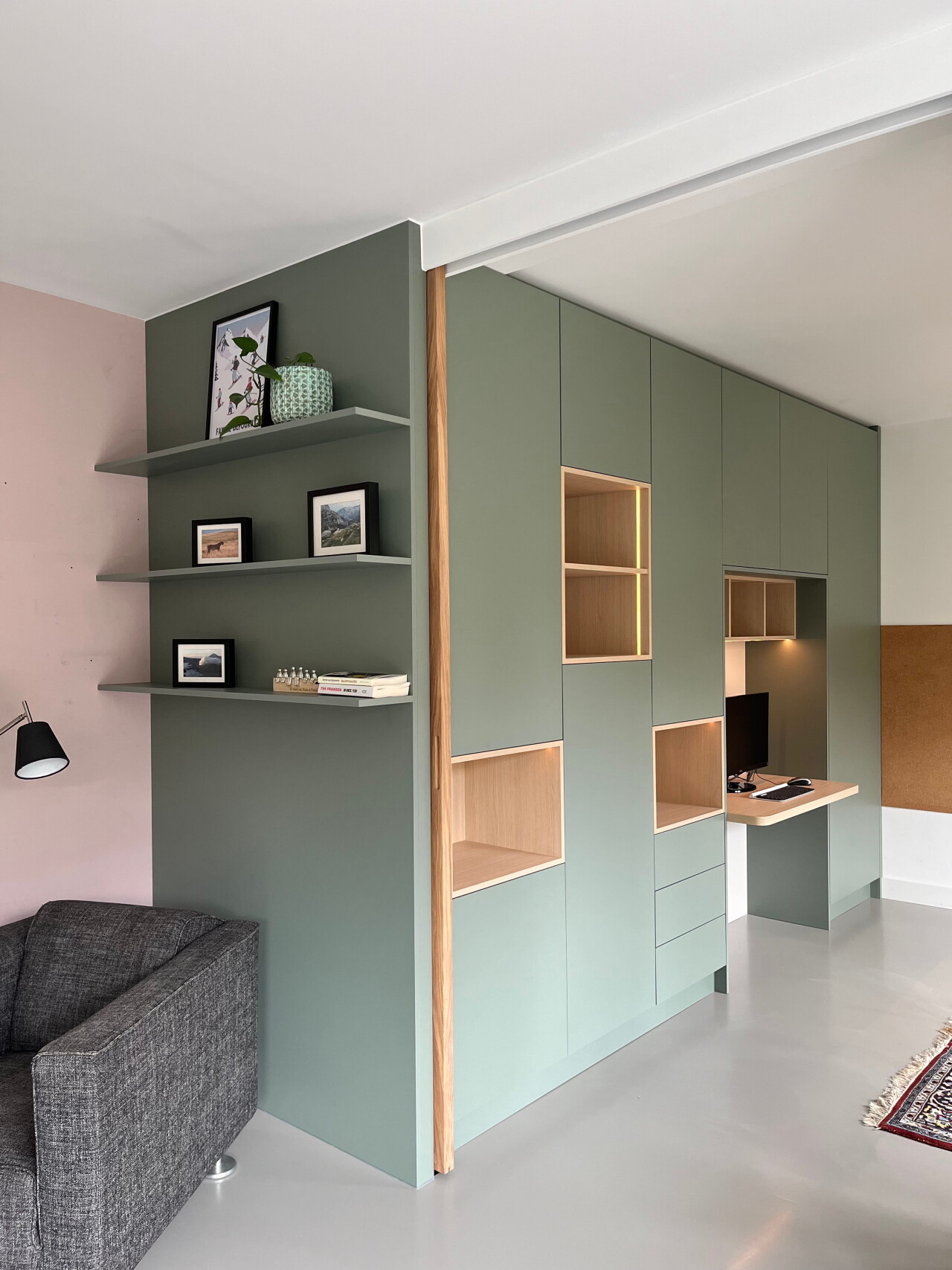 Boekenplanken aan de kopse kant van de kastenwand voor extra opbergruimte.