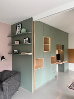 Boekenplanken aan de kopse kant van de kastenwand voor extra opbergruimte.