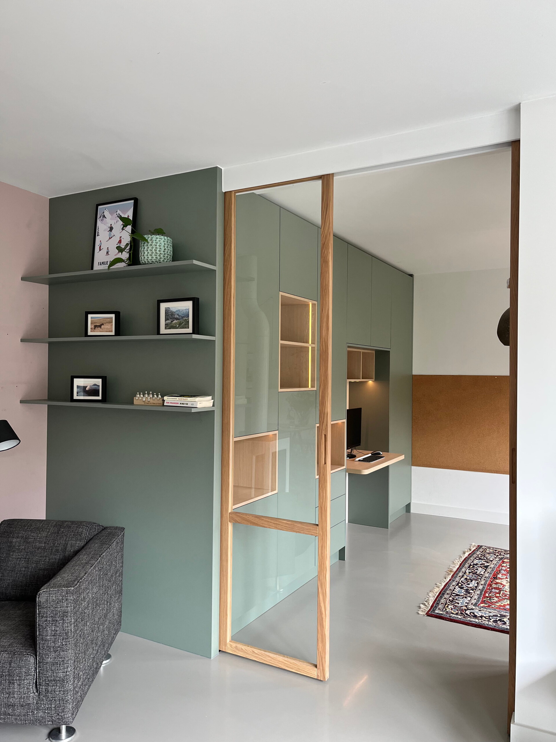 Schuifdeuren van hout met glas en ingefreesde handgrepen die de woonkamer kunnen opdelen en een werkplek creëren.