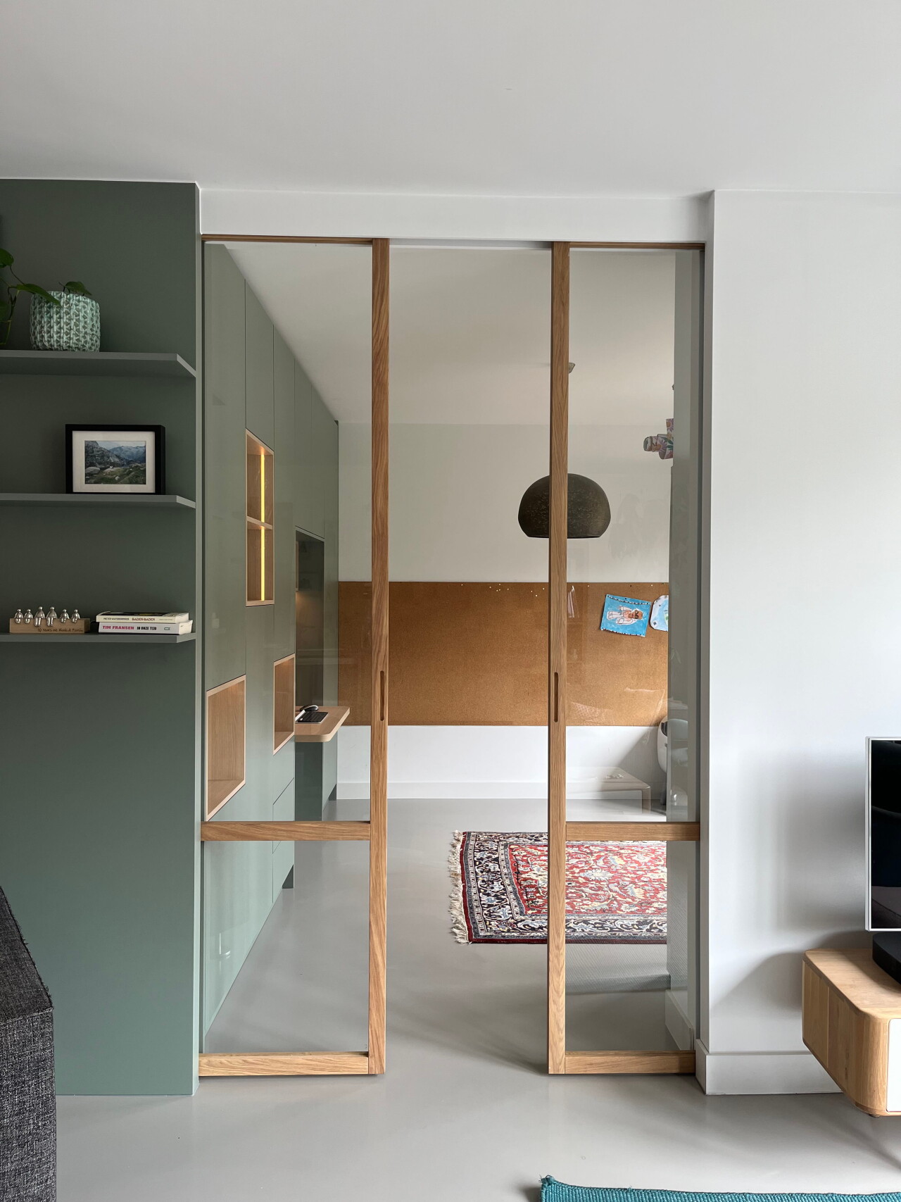 stijlvolle woonkamer met deuren van hout