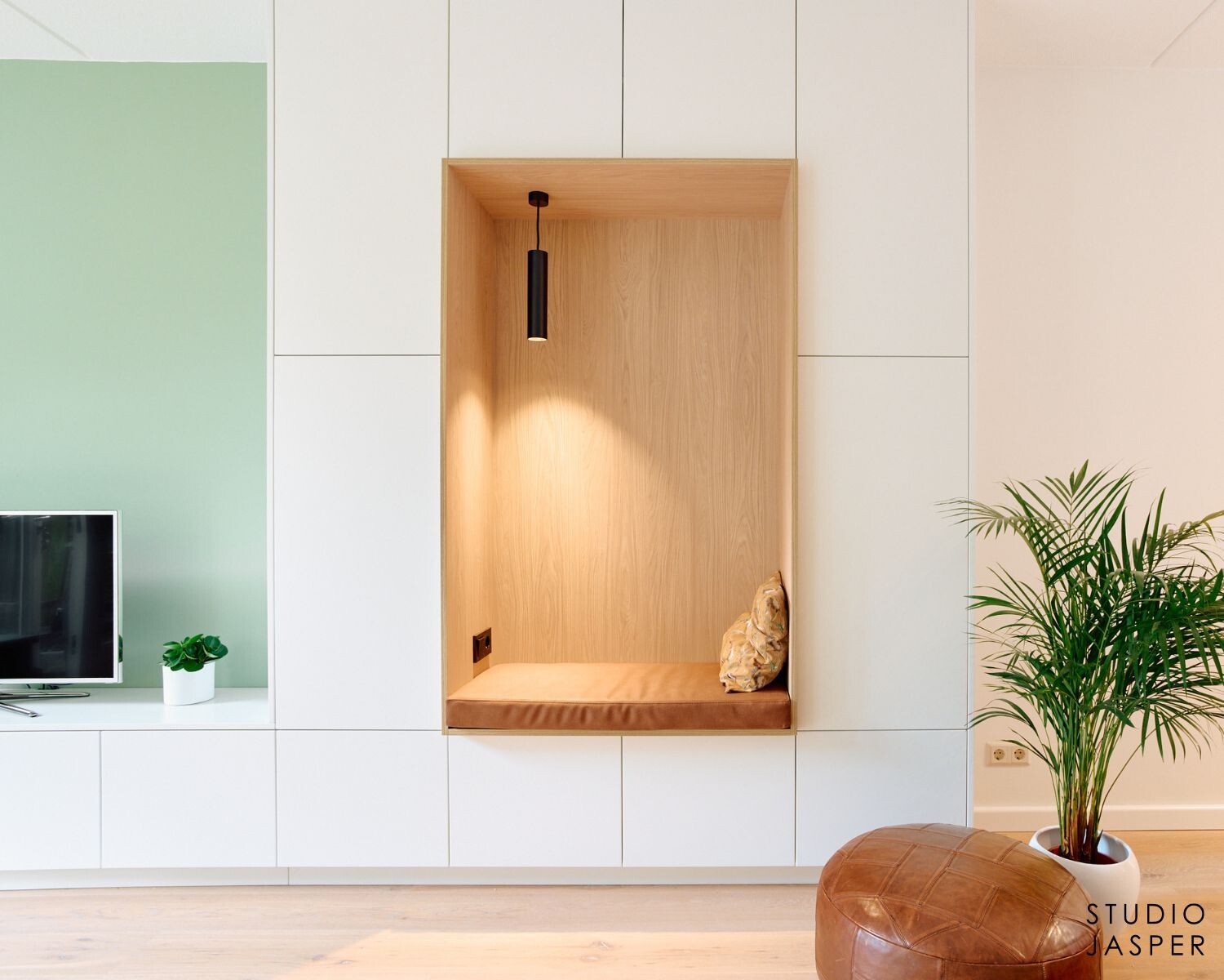Wandkast op maat met zitnis in eikenfineer in moderne woning in Utrecht