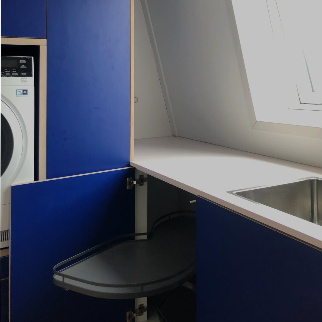 maatwerk pantry die meeloopt met het schuine dak, met werkblad en compacte indeling