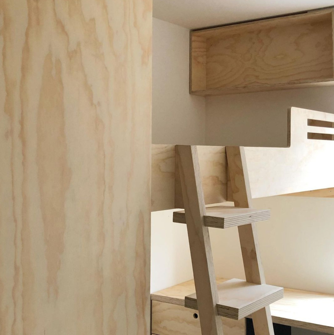 Houten bed met ladder en bureau