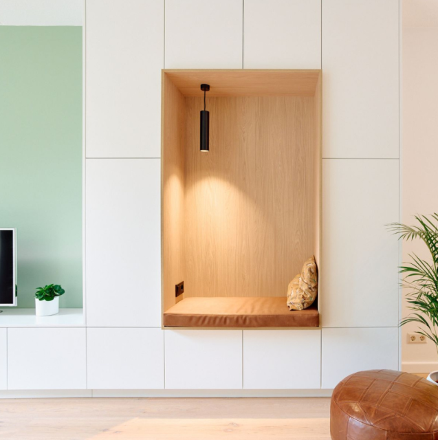 maatwerk zitnis in wandkast met houtaccenten