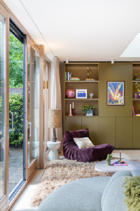 woning met schuif pui en grote lichtinval en groene maatwerk  kast
