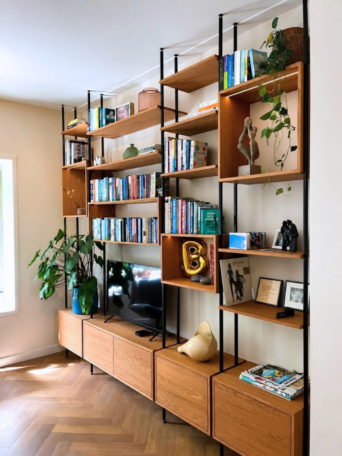 open kast met zwarte staanders en houten planken