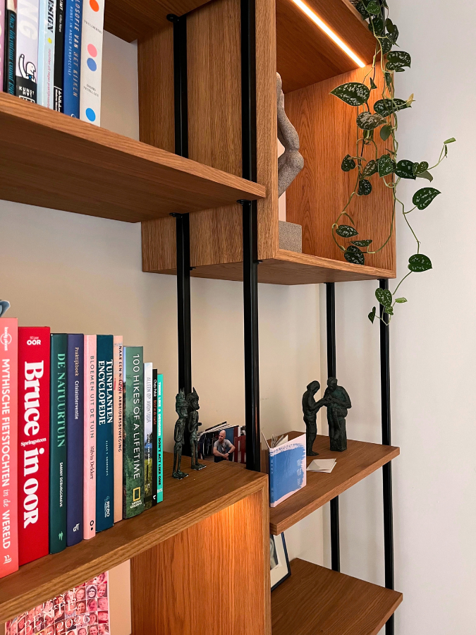 boekenplanken en planken in vloer tot wand kast