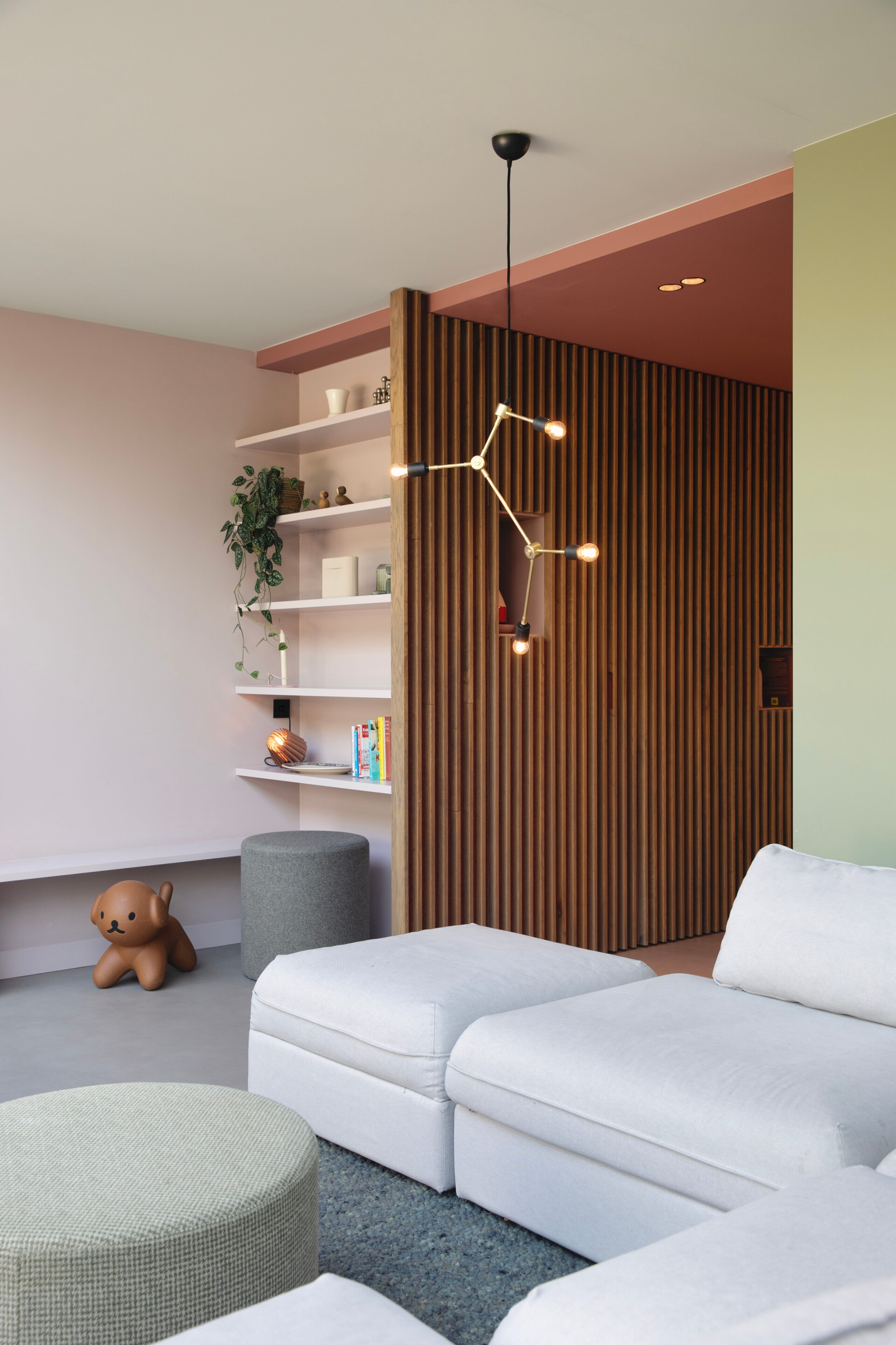Maatwerk wand met verticale latten in eikenfineer en geïntegreerde verlichting Utrecht