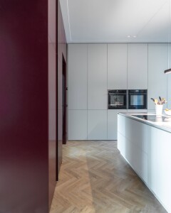 visgraad vloer met mooie bordeaux wandkast op maat