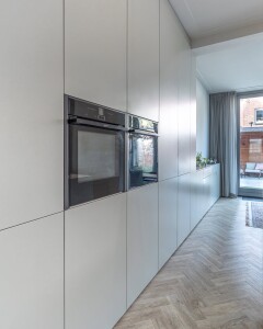 lange wandkast met oven en combimagnetron in maatwerk kast