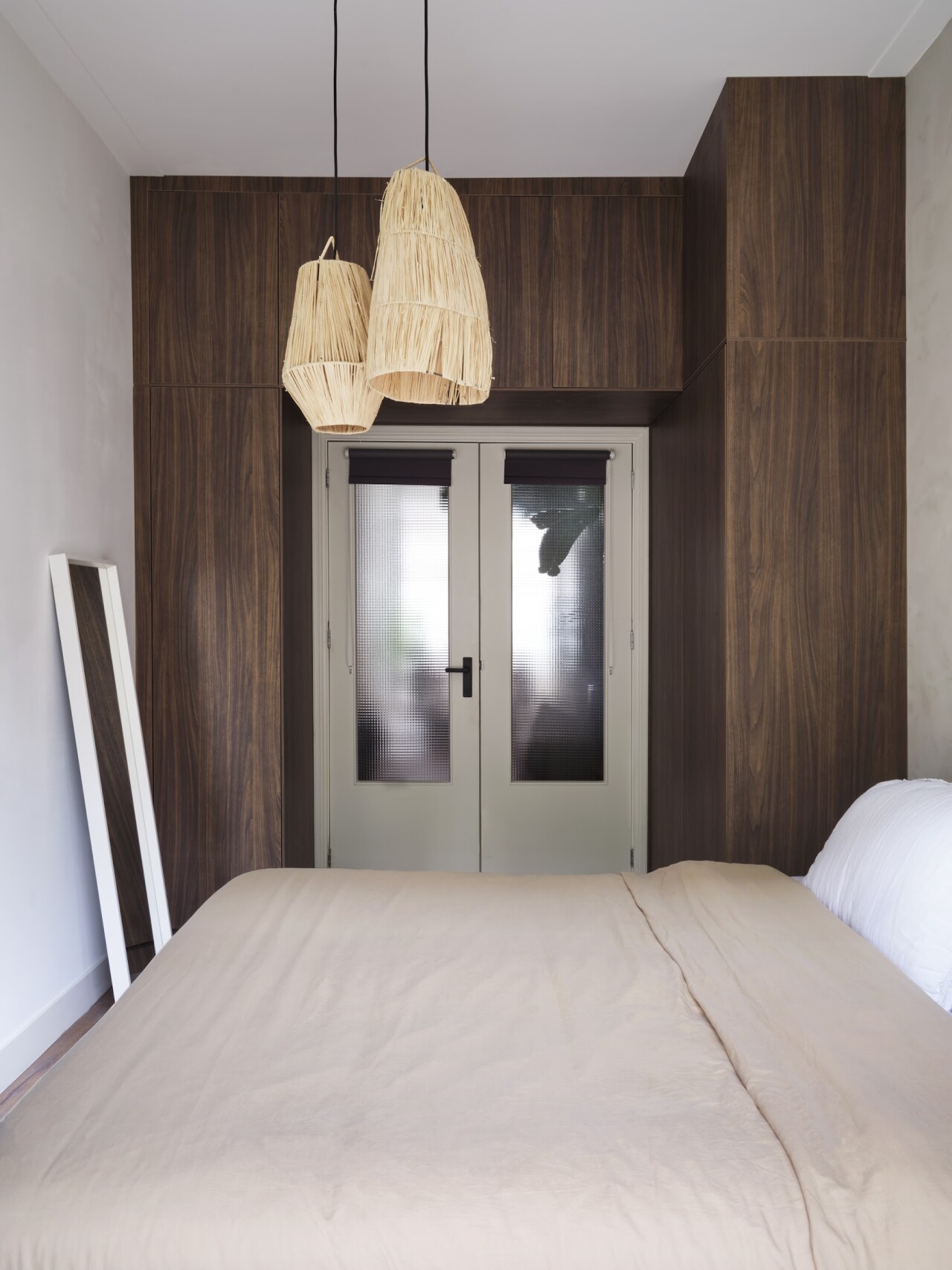 hout slaapkamer wandmeubel met deur naar gang,