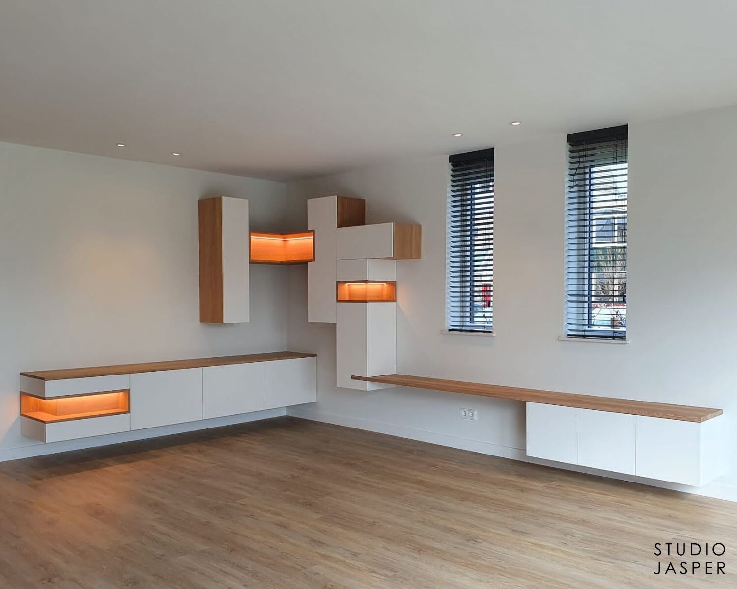 Maatwerk wandmeubel in Leusden met witte fronten en eiken accenten