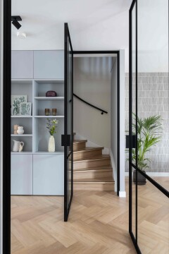 design kast van vloer tot plafond planken in kast