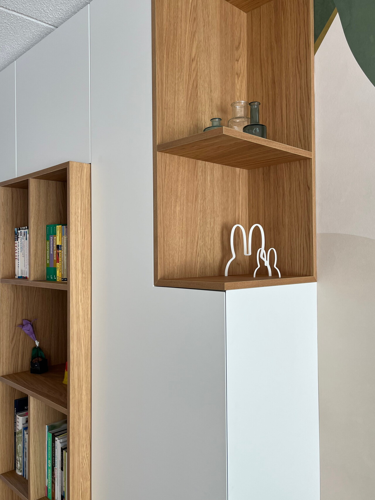open kastdeel van hout om mooi accessoires in het zicht te zetten