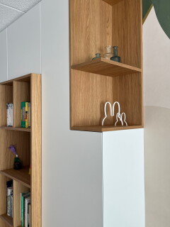 open kastdeel van hout om mooi accessoires in het zicht te zetten