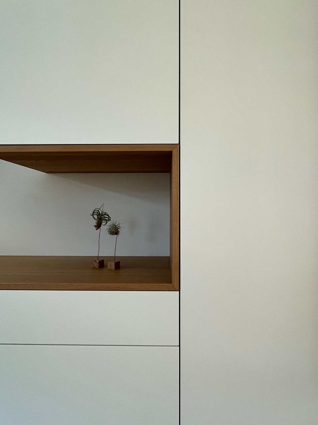push to open greeploze fronten met houten nis
