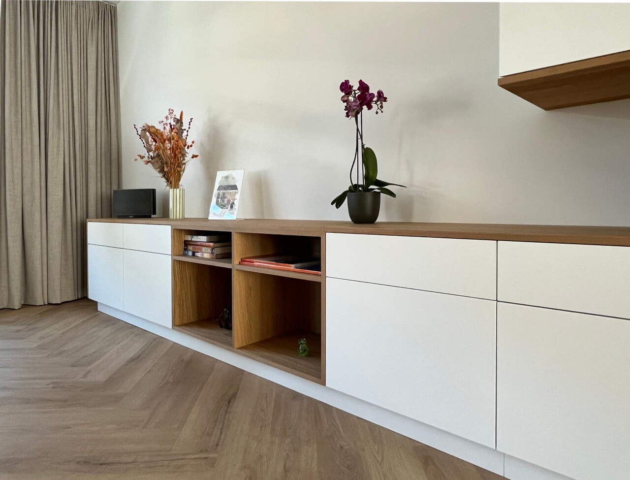 tv meubel op maat met open gedeelte en houten blad