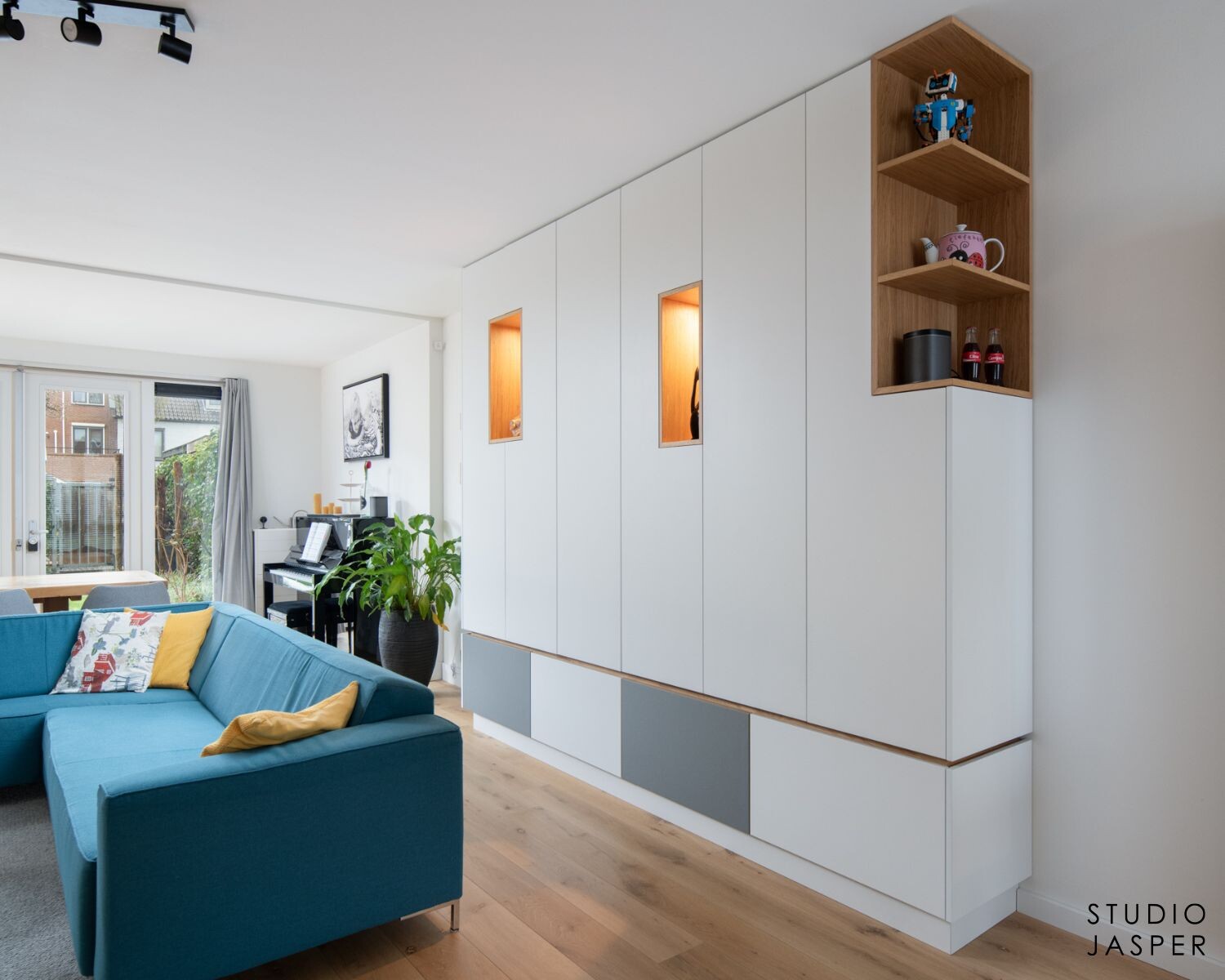 Modern wandmeubel op maat in Utrecht met witte fronten en eiken accenten