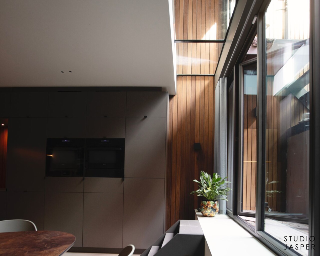 maatwerk ontwerp woning met lattenwand  en maatwerk kast
